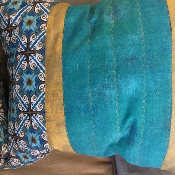 CLOSEOUT SALE $20 NWT Set of Two Handcrafted Quilted Pillows - Picture 4 of 9